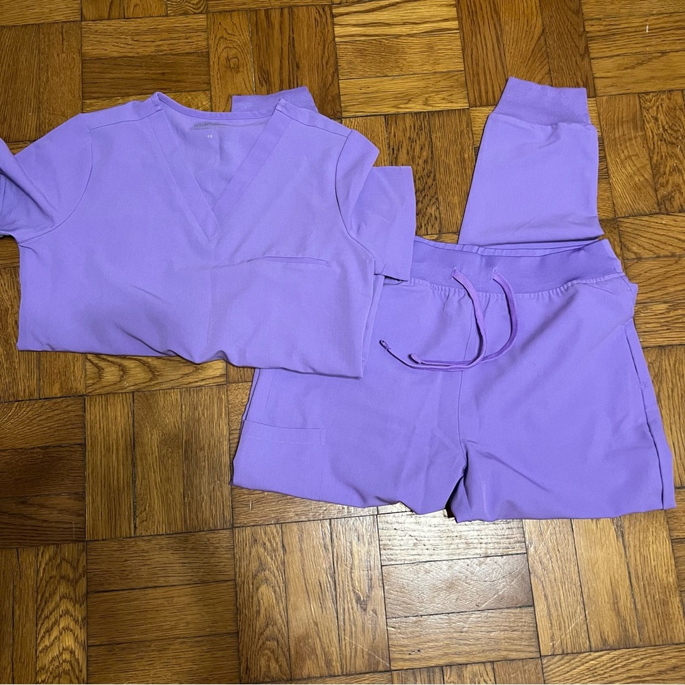 Mandala women’s XS lavender purple scrub set